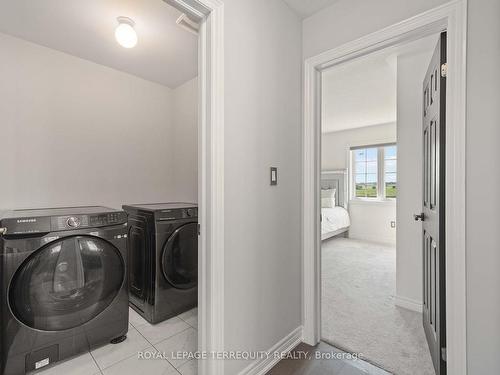 316 Windfields Farms Dr W, Oshawa, ON - Indoor Photo Showing Laundry Room