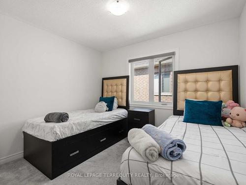 316 Windfields Farms Dr W, Oshawa, ON - Indoor Photo Showing Bedroom