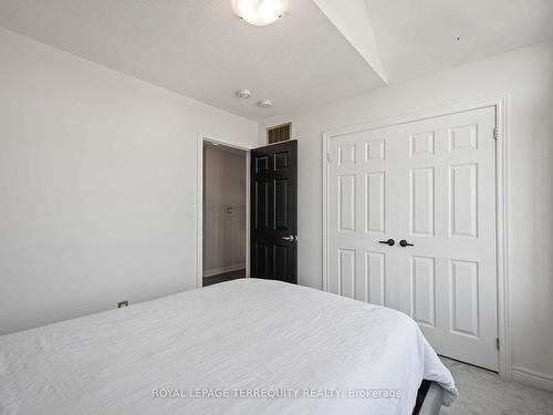 316 Windfields Farms Dr W, Oshawa, ON - Indoor Photo Showing Bedroom