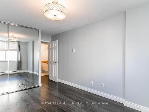 709-260 Davis Dr, Newmarket, ON - Indoor Photo Showing Other Room