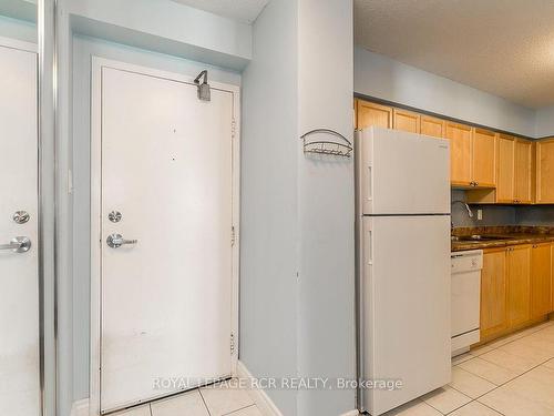 709-260 Davis Dr, Newmarket, ON - Indoor Photo Showing Kitchen