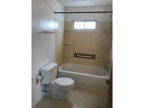 414 2Nd Avenue, Castlegar, BC - Indoor Photo Showing Bathroom