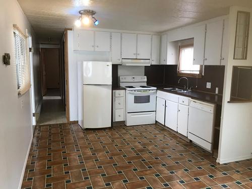 414 2Nd Avenue, Castlegar, BC - Indoor Photo Showing Kitchen With Double Sink