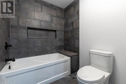 7230 Silver Creek Circle, London, ON - Indoor Photo Showing Bathroom