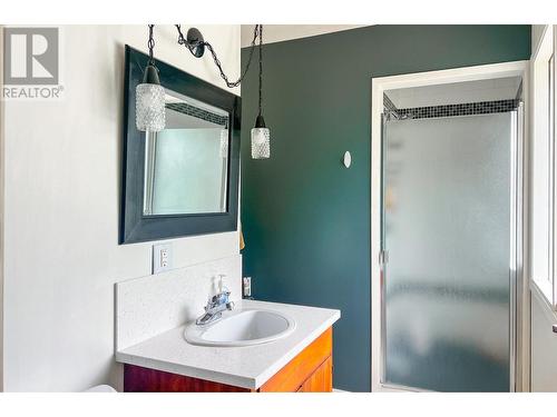 3016 1St Avenue, Castlegar, BC - Indoor Photo Showing Bathroom