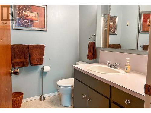 3016 1St Avenue, Castlegar, BC - Indoor Photo Showing Bathroom