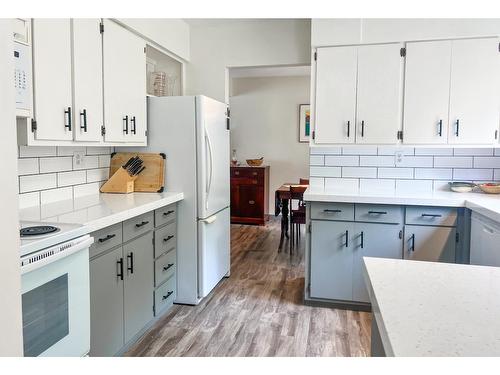 3016 1St Avenue, Castlegar, BC - Indoor Photo Showing Kitchen