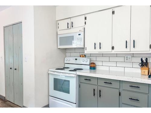 3016 1St Avenue, Castlegar, BC - Indoor Photo Showing Kitchen