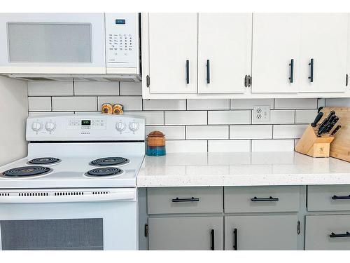 3016 1St Avenue, Castlegar, BC - Indoor Photo Showing Kitchen