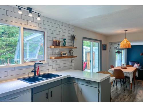 3016 1St Avenue, Castlegar, BC - Indoor Photo Showing Kitchen With Double Sink