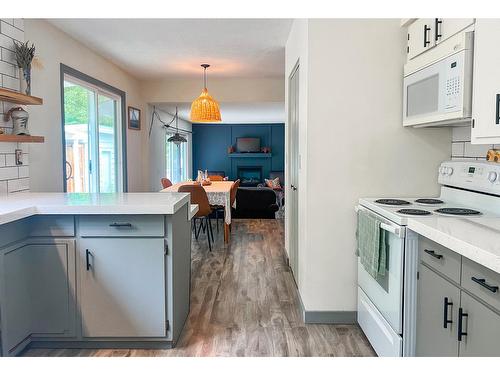 3016 1St Avenue, Castlegar, BC - Indoor Photo Showing Kitchen