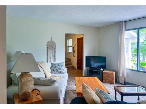 3016 1St Avenue, Castlegar, BC - Indoor Photo Showing Living Room