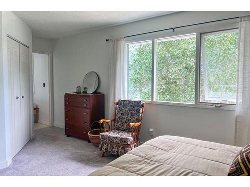 3016 1St Avenue, Castlegar, BC - Indoor Photo Showing Bedroom