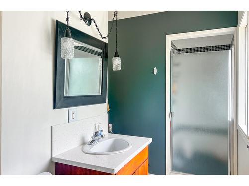 3016 1St Avenue, Castlegar, BC - Indoor Photo Showing Bathroom