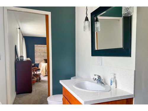 3016 1St Avenue, Castlegar, BC - Indoor Photo Showing Bathroom