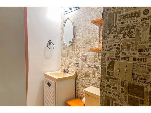 3016 1St Avenue, Castlegar, BC - Indoor Photo Showing Bathroom