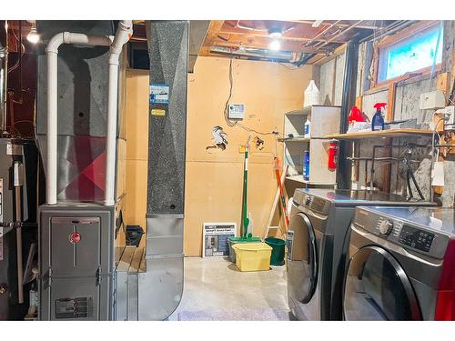 3016 1St Avenue, Castlegar, BC - Indoor Photo Showing Laundry Room