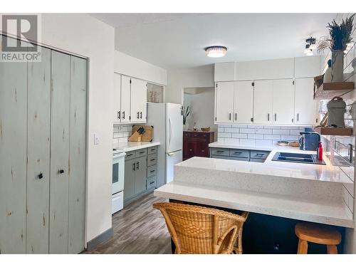 3016 1St Avenue, Castlegar, BC - Indoor Photo Showing Kitchen