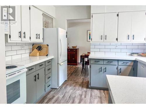 3016 1St Avenue, Castlegar, BC - Indoor Photo Showing Kitchen