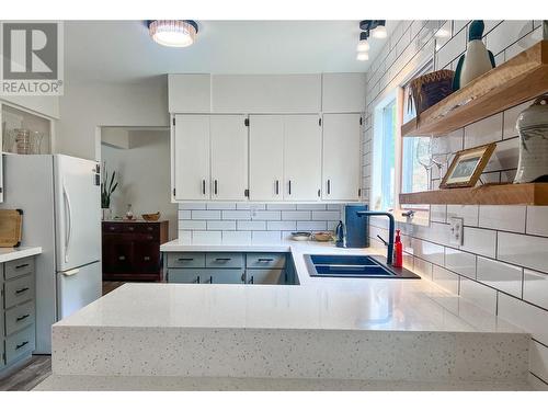 3016 1St Avenue, Castlegar, BC - Indoor Photo Showing Kitchen With Double Sink