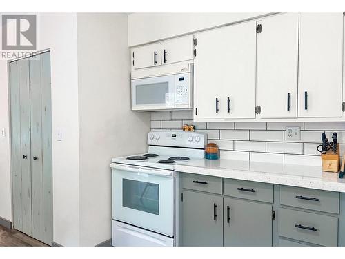 3016 1St Avenue, Castlegar, BC - Indoor Photo Showing Kitchen