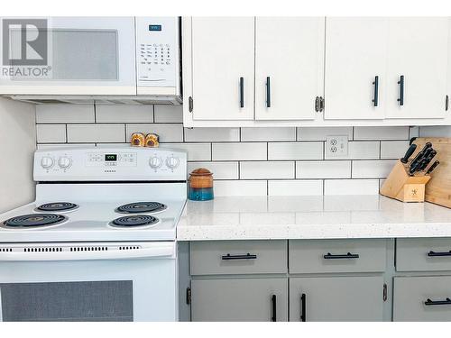 3016 1St Avenue, Castlegar, BC - Indoor Photo Showing Kitchen