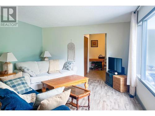 3016 1St Avenue, Castlegar, BC - Indoor Photo Showing Living Room