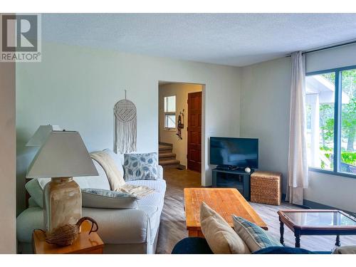 3016 1St Avenue, Castlegar, BC - Indoor Photo Showing Living Room