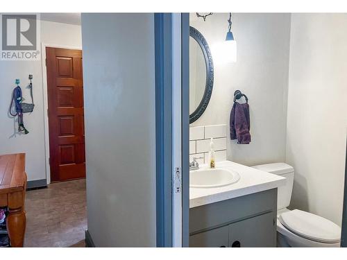 3016 1St Avenue, Castlegar, BC - Indoor Photo Showing Bathroom