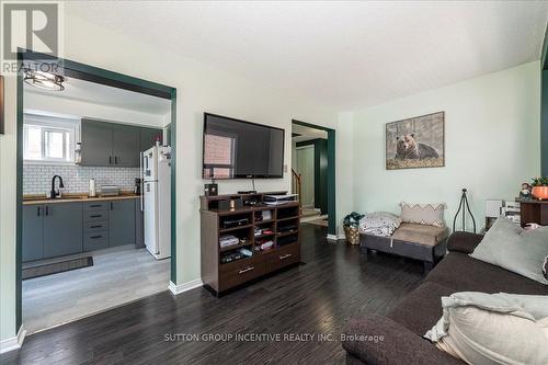 111 Laidlaw Drive, Barrie (West Bayfield), ON - Indoor Photo Showing Living Room