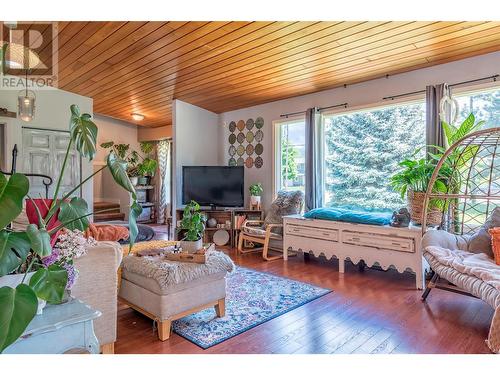 9486 Angus Drive, Coldstream, BC - Indoor Photo Showing Living Room