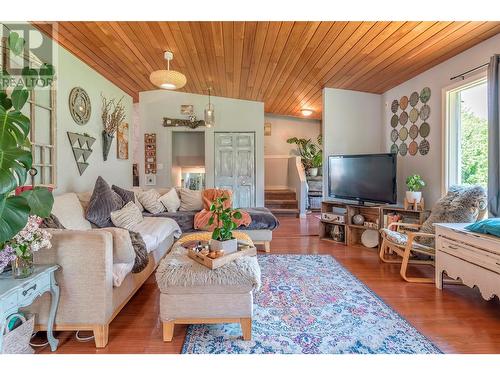 9486 Angus Drive, Coldstream, BC - Indoor Photo Showing Living Room