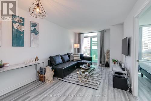 624 - 25 Greenview Avenue, Toronto (Newtonbrook West), ON - Indoor Photo Showing Living Room