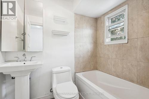 35 Ridge Road, Toronto (Downsview-Roding-Cfb), ON - Indoor Photo Showing Bathroom