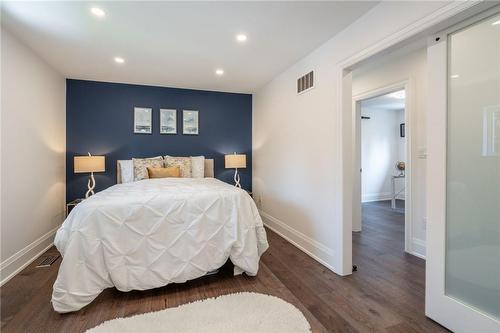 1017 Plains View Avenue, Burlington, ON - Indoor Photo Showing Bedroom