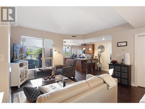 1160 Bernard Avenue Unit# 212, Kelowna, BC - Indoor Photo Showing Living Room