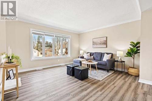 437 Sugarloaf Street, Port Colborne, ON - Indoor Photo Showing Living Room