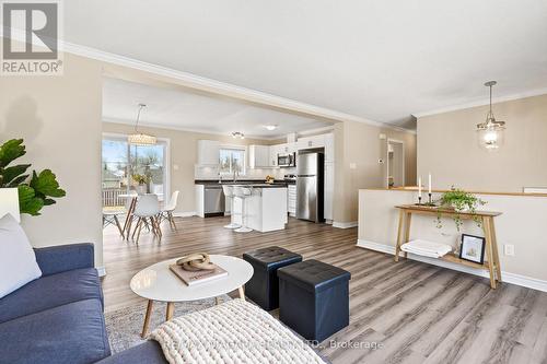 437 Sugarloaf Street, Port Colborne, ON - Indoor Photo Showing Living Room