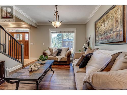 9291 Chinook Road, Vernon, BC - Indoor Photo Showing Living Room