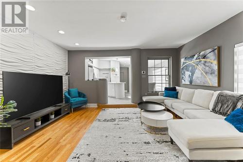 859 Monmouth, Windsor, ON - Indoor Photo Showing Living Room