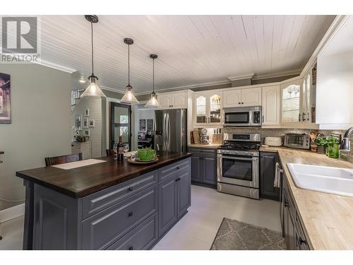 512 Wildwood  Drive, Cranbrook, BC - Indoor Photo Showing Kitchen With Double Sink With Upgraded Kitchen