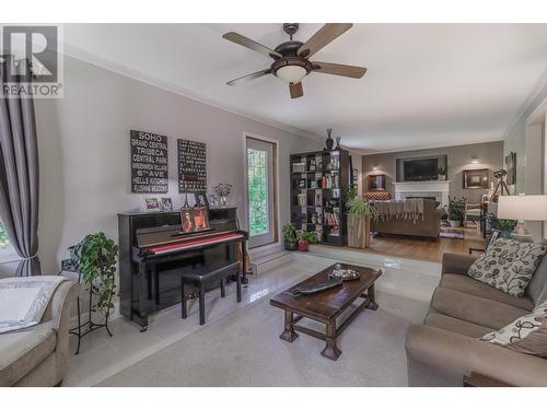 512 Wildwood  Drive, Cranbrook, BC - Indoor Photo Showing Living Room