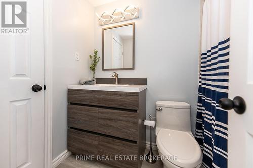 86 - 300 Sandringham Crescent, London, ON - Indoor Photo Showing Bathroom