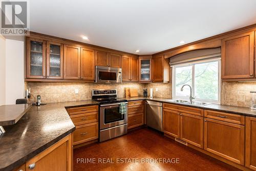 86 - 300 Sandringham Crescent, London, ON - Indoor Photo Showing Kitchen With Double Sink