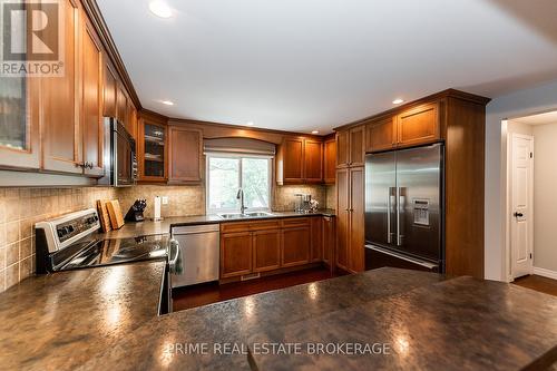 86 - 300 Sandringham Crescent, London, ON - Indoor Photo Showing Kitchen With Double Sink