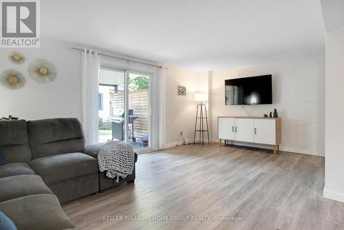 323 Sekura Street, Cambridge, ON - Indoor Photo Showing Living Room