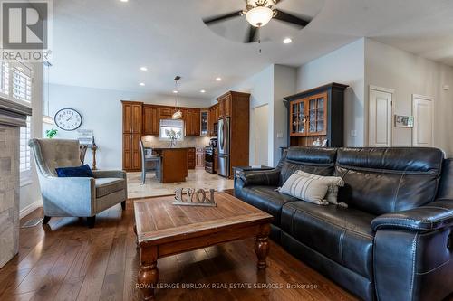 71 Newport Lane, Norfolk (Port Dover), ON - Indoor Photo Showing Living Room