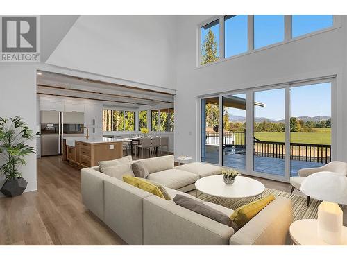 2070 Fisher Road, Kelowna, BC - Indoor Photo Showing Living Room