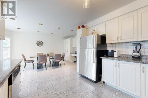 49 Iona Crescent, Vaughan, ON - Indoor Photo Showing Kitchen