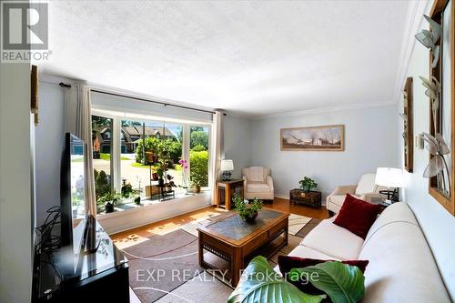 2033 Lea Road, Innisfil, ON - Indoor Photo Showing Living Room